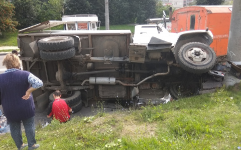 «Вся Дуброва сегодня пьет»: во Владимире перевернулся грузовик с пивом