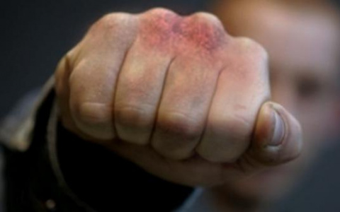 Бутылкой по голове. Причина - 1000 рублей