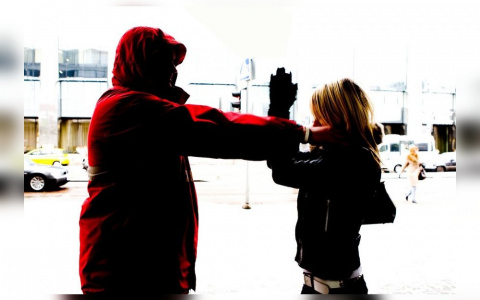 Ранее судимый мужчина напал на незнакомку