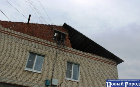В Александрове смерч сорвал крышу многоквартирного дома