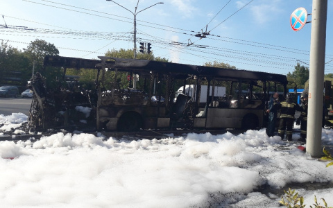 "Высокий столб черного дыма": очевидец о горящем автобусе у ВХЗ