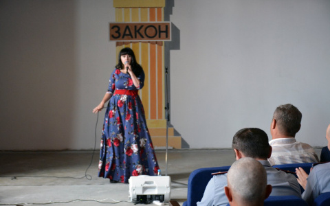 «Голос» в колонии: участница теле-шоу выступила перед заключенными