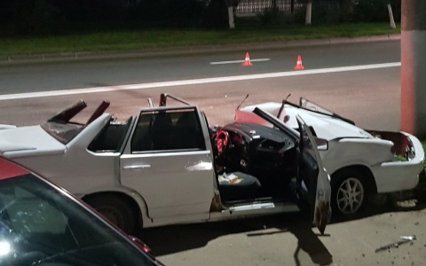 Спасатели "вырезали" водителя из автомобиля, попавшего в ДТП на Чайковского