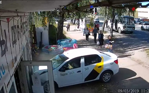 Суровое ковровское такси: пьяный водитель въехал в торговый павильон