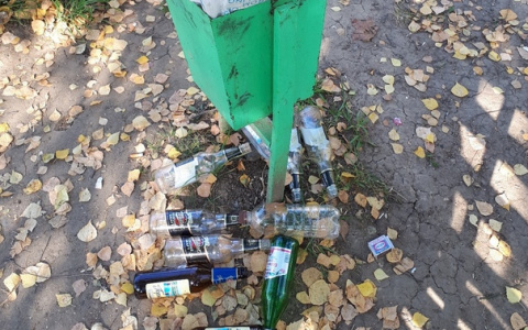 Шумные ночные посиделки и мусор во дворах: жители Доброго негодуют