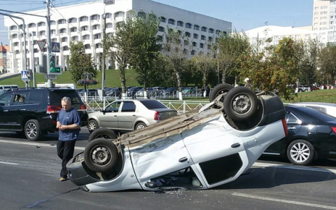 На улице Мира снова ДТП - перевернулся автомобиль