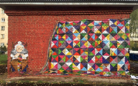 “Улицы Владимира под заботой бабули": на городской постройке создали яркое граффити