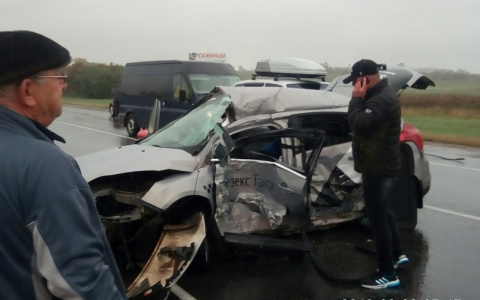 Большегруз против такси: в автосражении водитель легковушки получил серьезные травмы