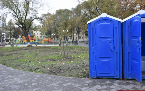 Во Владимире в сквере имени Чайковского установили временные биотуалеты