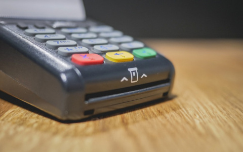 Владимирцы все реже стали расплачиваться бумажными деньгами