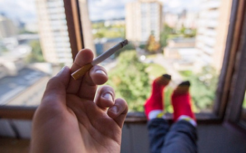 «Первый пошёл». Мужчину могут оштрафовать из-за курения на балконе