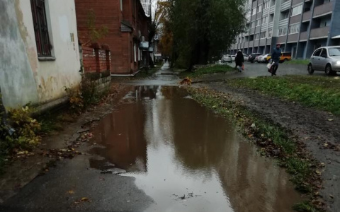 Горожанка: "По улице Полины Осипенко можно добираться только вплавь!"