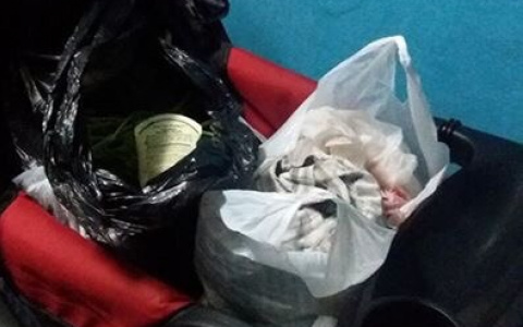 Положили мусорные пакеты в детскую коляску: война соседей во Владимире