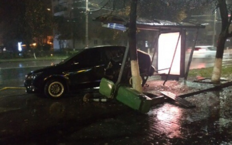 Легковушка снесла остановку у магазина "Руслан и Людмила"