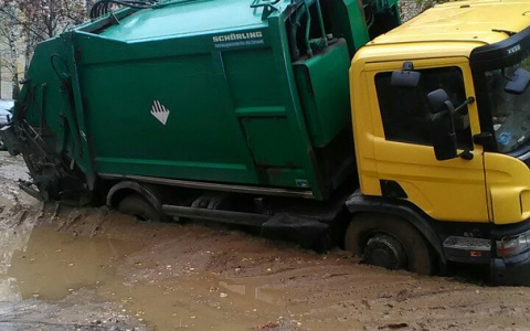 «Увяз в ковровской стабильности»: во Владимирской области мусоровоз застрял в грязи