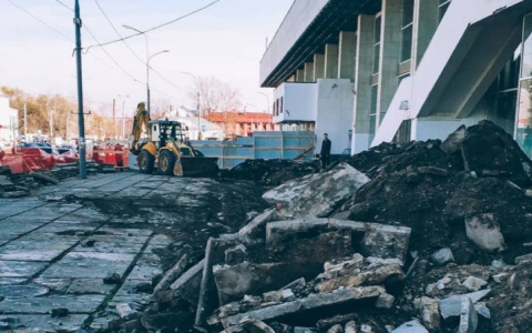 Вскрыли плиты на площади у железнодорожного вокзала