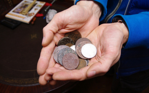 Во Владимире полицейского пытались подкупить золотыми монетами