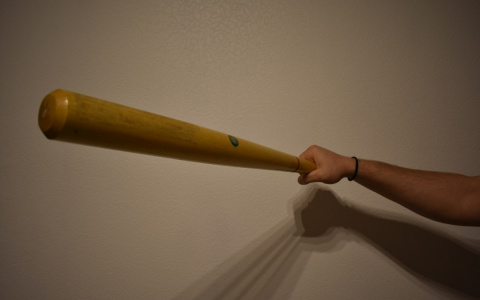 В Петушках подростки ворвалась в бар и битами избила бармена с посетителем