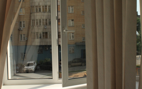 Жительница Владимира подала в суд на соседа из-за тени, брошенной на ее окно