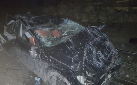 Шокирующее ДТП: автоледи упала с моста на ж\д пути, по которым шел поезд