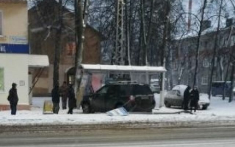 В Коврове автоледи на иномарке врезалась в остановку
