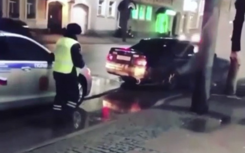 Во Владимире разыскивают гонщика, устроившего дрифт у Золотых Ворот