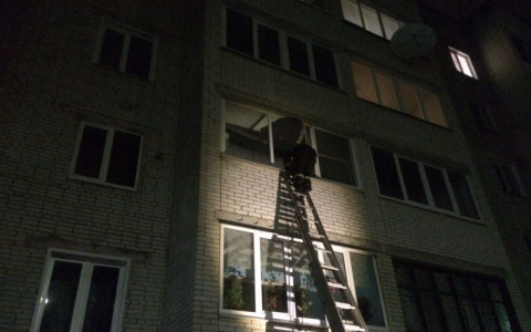 Трехлетнюю девочку спасли из квартиры в Гусь-Хрустальном