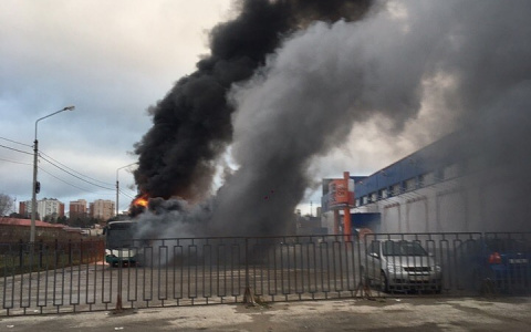 Утром рядом с рынком «Флора» загорелся автобус