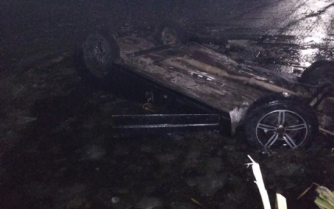 В Вязниковский районе автомобиль с двумя людьми опрокинулся в реку