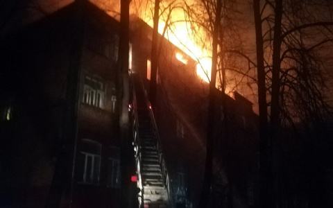 Сильный пожар в Кольчугине оставил без крова 10 семей