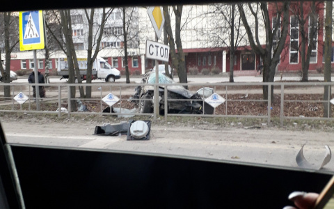 На повороте на «Глобус» иномарка снесла забор