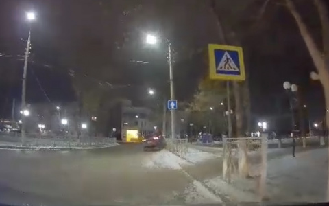 Во Владимире забор «напал» на легковушку