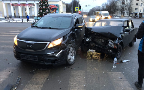 Авария у ДК Молодёжи: ВАЗ всмятку