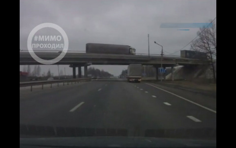 Что сказали дорожники о падении на дорогу части моста?