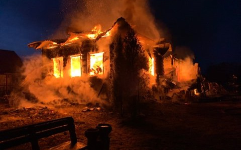 В Александровском районе снова сгорел жилой дом
