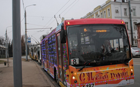 Праздничный троллейбус дарит радость владимирцам