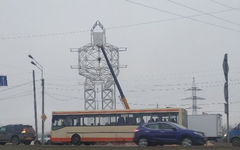 Во Владимире сделали опору ЛЭП в виде богатыря