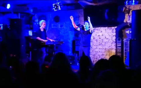 Ураган эмоций от Zero People: владимирские фанатки осадили барную стойку