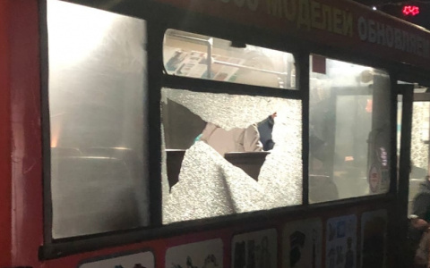 Во Владимире хулиганы кинули камень в окно автобуса