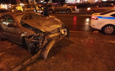 Во Владимире лихач проехал на “красный” и снес два автомобиля