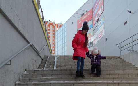 Во Владимире сделали пандус лишь до середины лестницы