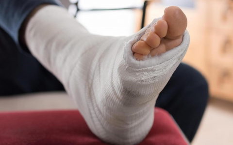 В Струнино работник упал с 4-метровой высоты и стал инвалидом