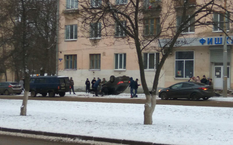 Во Владимире перевернулся автомобиль с девушкой