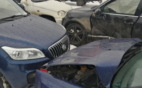 Во Владимире произошло нелепое ДТП с припаркованными машинами