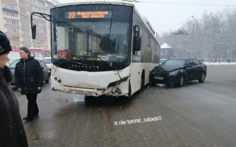 Во Владимире пассажирский автобус столкнулся с иномаркой