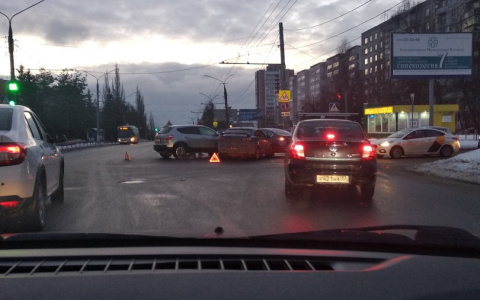Утренняя авария вновь парализовала движение в Добром