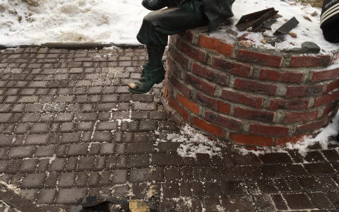 Во Владимире коммунальщики повредили скульптуру "Шалопай"