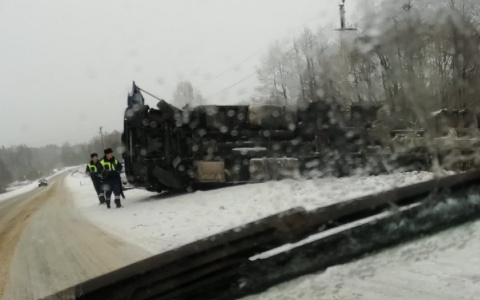 Под Владимиром перевернулась груженная стеклом фура