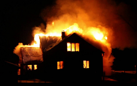 Сегодня в Судогодском районе горел дом. Выгорело 50 квадратных метров