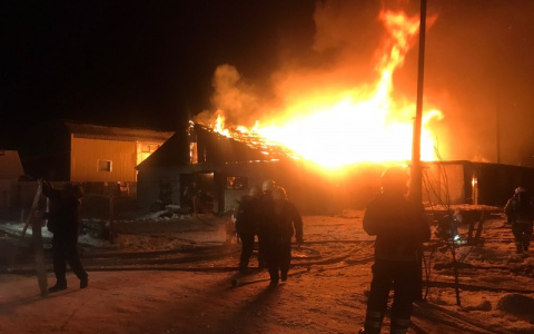 В Радужном сгорело 1600 квадратных метров мебельной фабрики